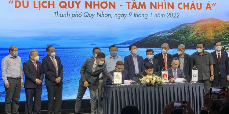 Đại diện tập đoàn Hưng Thịnh, UBND TP Quy Nhơn, BCG ký kết thỏa thuận hợp tác phát triển du lịch. Ảnh: A.Hưng.