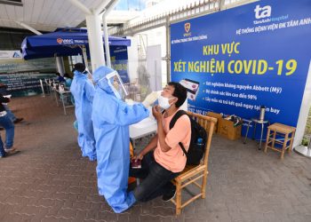 Hành khách test nhanh tại sân bay Tân Sơn Nhất (TP.HCM) - Ảnh: QUANG ĐỊNH