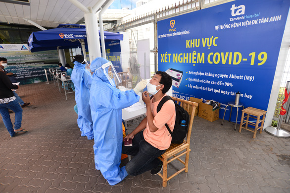 Hành khách test nhanh tại sân bay Tân Sơn Nhất (TP.HCM) - Ảnh: QUANG ĐỊNH