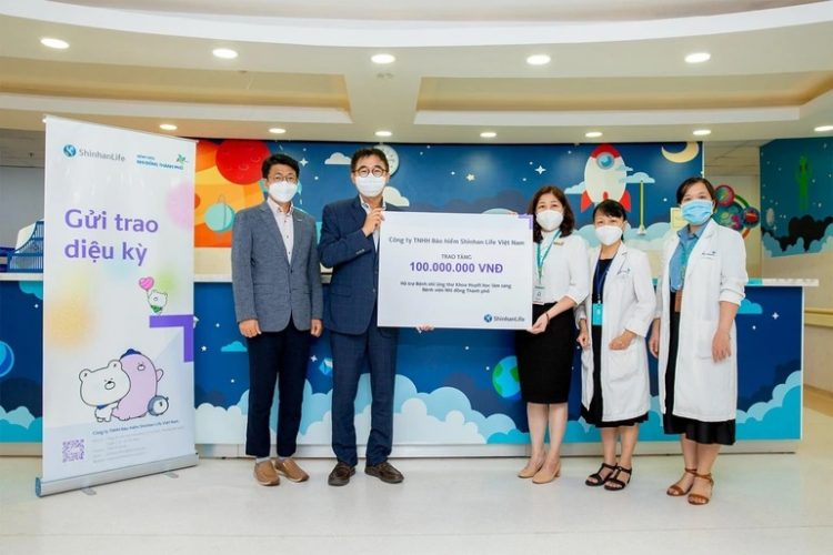 Shinhan Life Việt Nam trao tặng 100.000.000 đồng hỗ trợ cho các bé có hoàn cảnh khó khăn tại bệnh viện Nhi đồng Thành phố.