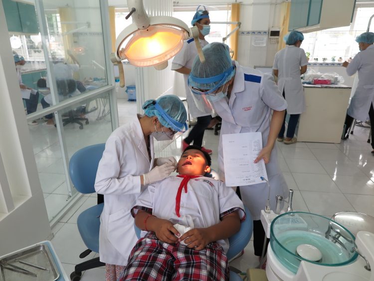 Các học sinh được điều trị các bệnh răng miệng miễn phí