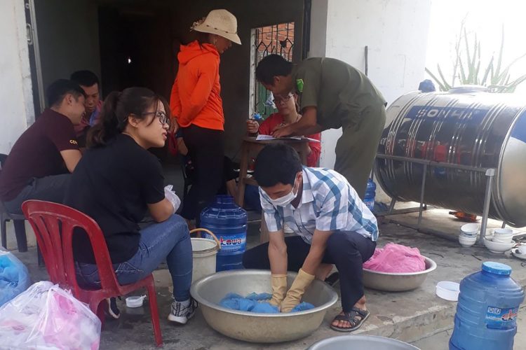Nhân viên y tế tẩm màn chống muỗi, phòng bệnh sốt rét cho người dân ở H.Ea Kar (Đắk Lắk)