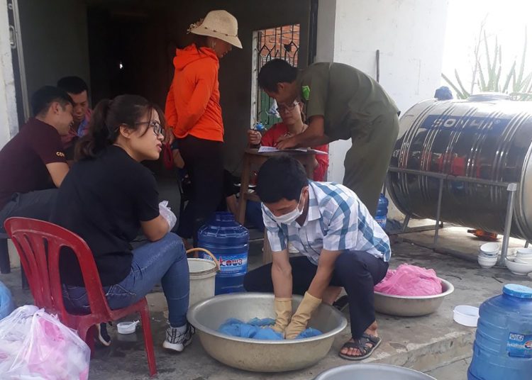 Nhân viên y tế tẩm màn chống muỗi, phòng bệnh sốt rét cho người dân ở H.Ea Kar (Đắk Lắk)