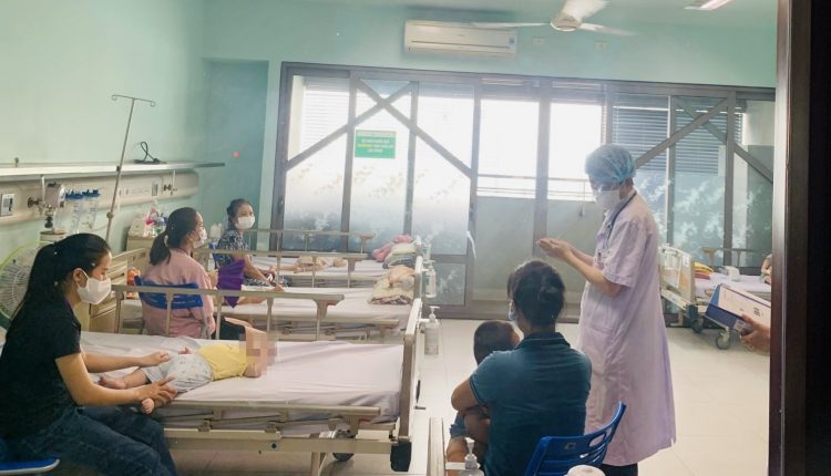 Bác sĩ trao đổi với người nhà bệnh nhân đang điều trị nhiễm virus Adeno tại Bệnh viện Nhi Trung ương sáng 16/9