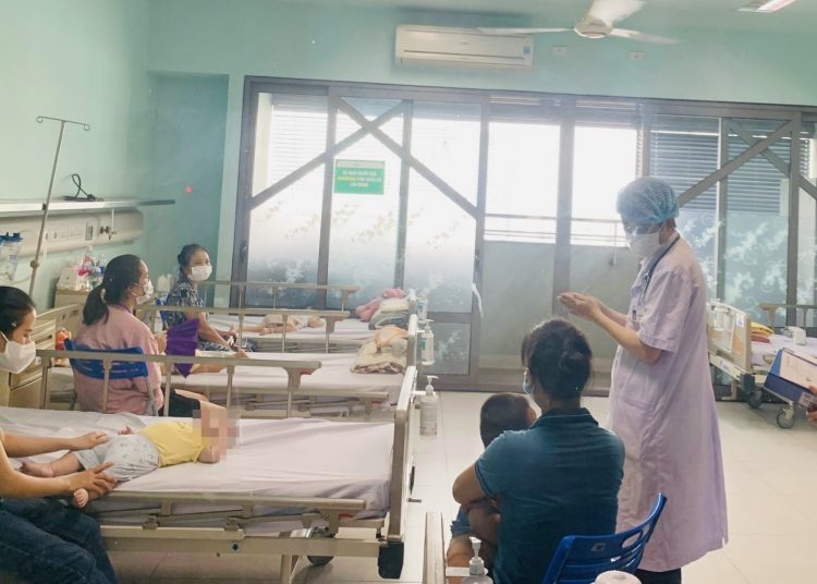 Bác sĩ trao đổi với người nhà bệnh nhân đang điều trị nhiễm virus Adeno tại Bệnh viện Nhi Trung ương sáng 16/9