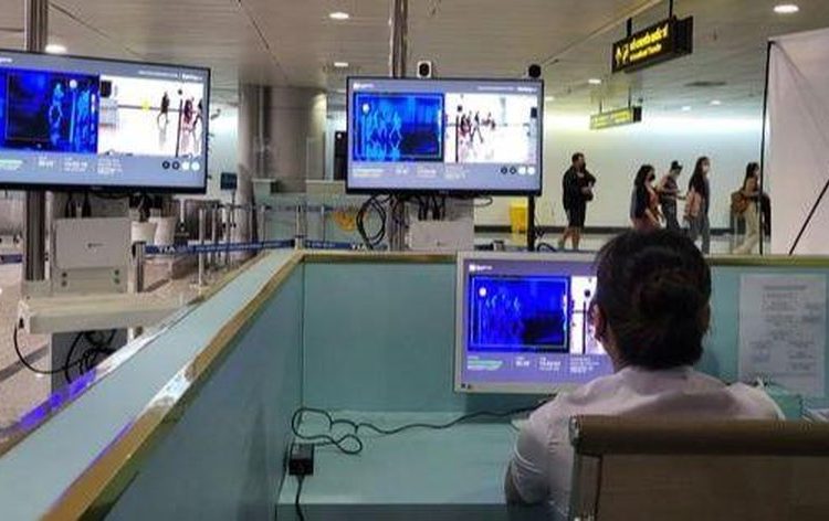 Nhân viên Cảng hàng không Quốc tế Tân Sơn Nhất kiểm tra thân nhiệt hành khách nhập cảnh.