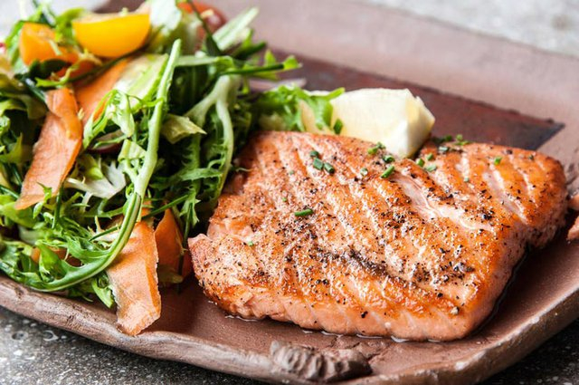 Ăn cá hồi giúp đáp ứng nhu cầu dinh dưỡng và hỗ trợ giảm cân.