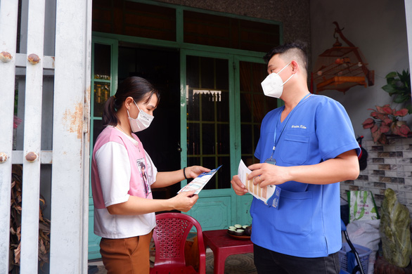Nhân viên trạm y tế TP.HCM tuyên truyền người dân phòng chống sốt xuất huyết