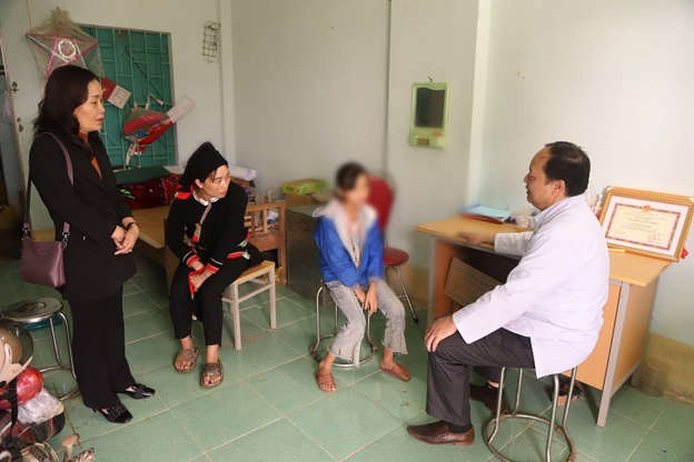 Các bác sĩ tổ chức thăm khám đối với những em học sinh mắc chứng rối loạn phân li tập thể tại điểm trường Nà Rại (trường Tiểu học Cốc Pàng, huyện Bảo Lạc). Ảnh: Sở Y tế Cao Bằng.