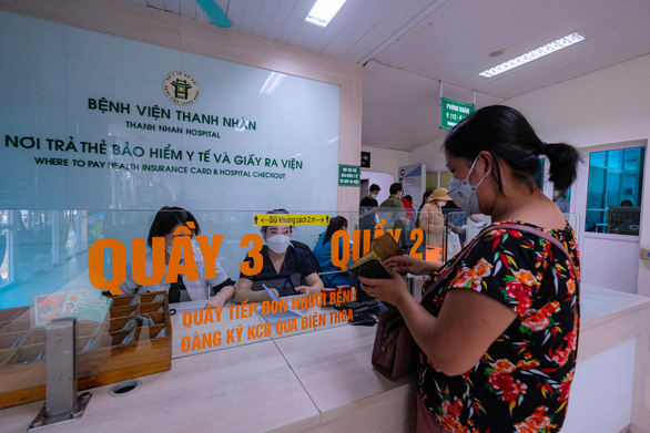 Người dân thanh toán BHYT tại Bệnh viện Thanh Nhàn, Hà Nội