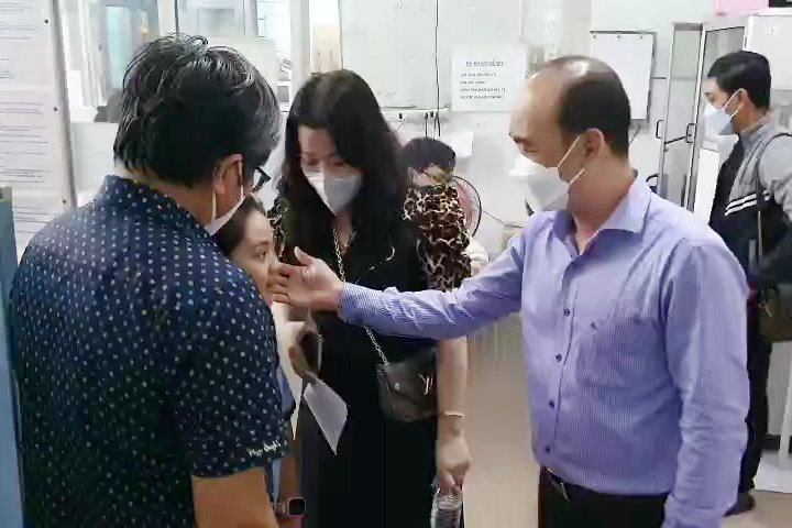 Ông Lê Văn Dũng, Trưởng Phòng giáo dục TP Mỹ Tho thăm hỏi học sinh bị ngộ độc tại bệnh viện