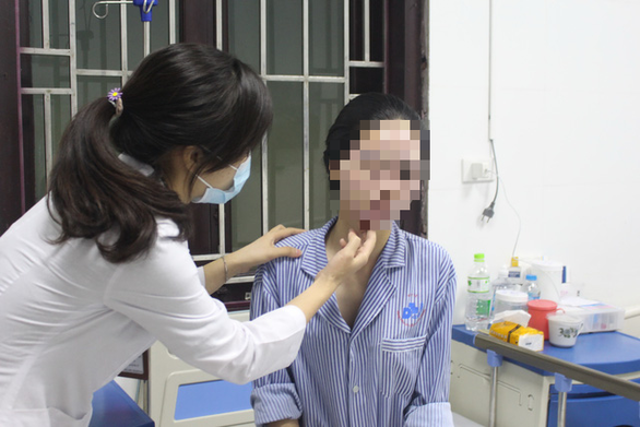 Bác sĩ Bệnh viện Da liễu trung ương thăm khám cho bệnh nhân bị biến chứng sau làm đẹp chăm sóc da tại spa không phép