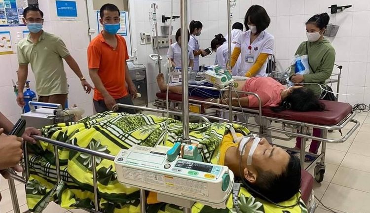 Các bác sĩ tại Bệnh viện đa khoa tỉnh Hà Tĩnh cho hay, 3 bệnh nhân trên được chuyển vào bệnh viện với các triệu chứng bị ngộ độc khí CO.