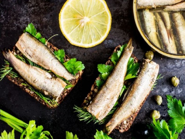 Cá mòi chứa nhiều a xít béo omega-3 và protein, giúp người ăn no lâu, nhờ đó giảm cảm giác thèm ăn