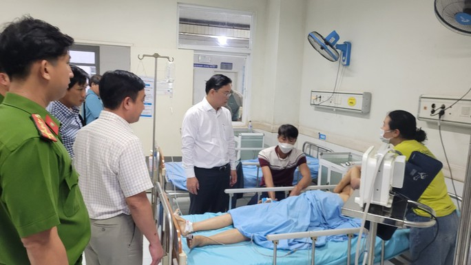 Ông Lê Trí Thanh, Chủ tịch UBND tỉnh Quảng Nam thăm hỏi, động viên nạn nhân trong vụ tai nạn.