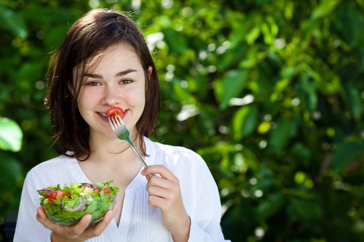 ‏Ăn nhiều rau sẽ giúp bạn no lâu hơn, thúc đẩy quá trình giảm cân.