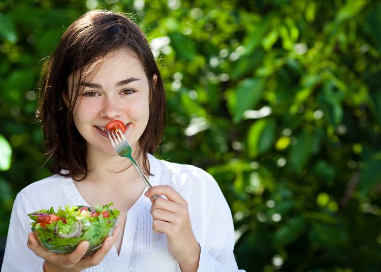 ‏Ăn nhiều rau sẽ giúp bạn no lâu hơn, thúc đẩy quá trình giảm cân.