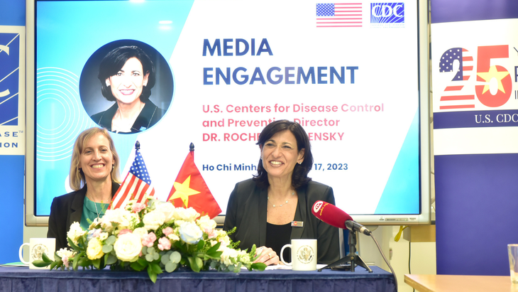 Bác sĩ Rochelle P. Walensky (phải) - giám đốc CDC Mỹ và bà Susan Burns - tổng lãnh sự Mỹ tại TP.HCM - trong buổi thông tin với báo chí ngày 17-3
