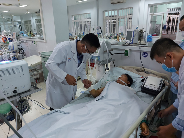 Các bác sĩ Bệnh viện Chợ Rẫy tập trung cứu chữa bệnh nhân ngộ độc Botulinum.
