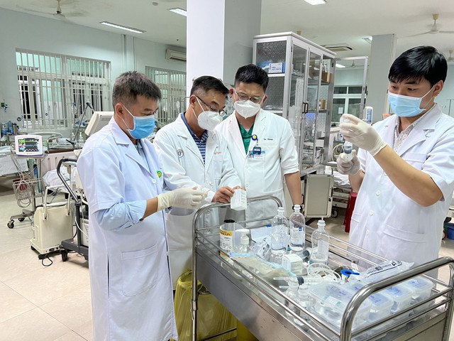Các bác sĩ Bệnh viện Chợ Rẫy phối hợp với Bệnh viện Đa khoa khu vực Bắc Quảng Nam tập trung cứu bệnh nhân ngộ độc.