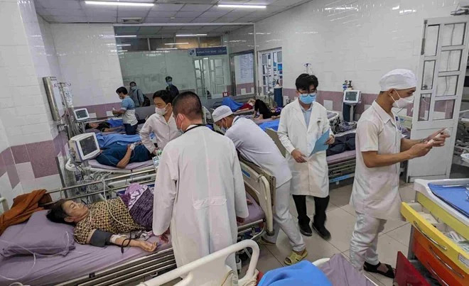 Nhiều người nghi ngộ độc thực phẩm đang điều trị tại Bệnh viện Đa khoa Hoàng Tuấn